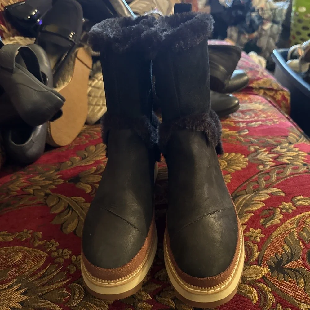 TOMS Black Suede Leather Shearling Waterproof Boots Size 5.5